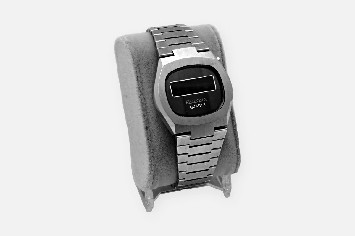 Bulova-Digitaluhr am Stahl-Gliederarmband auf einem Uhrenkissen