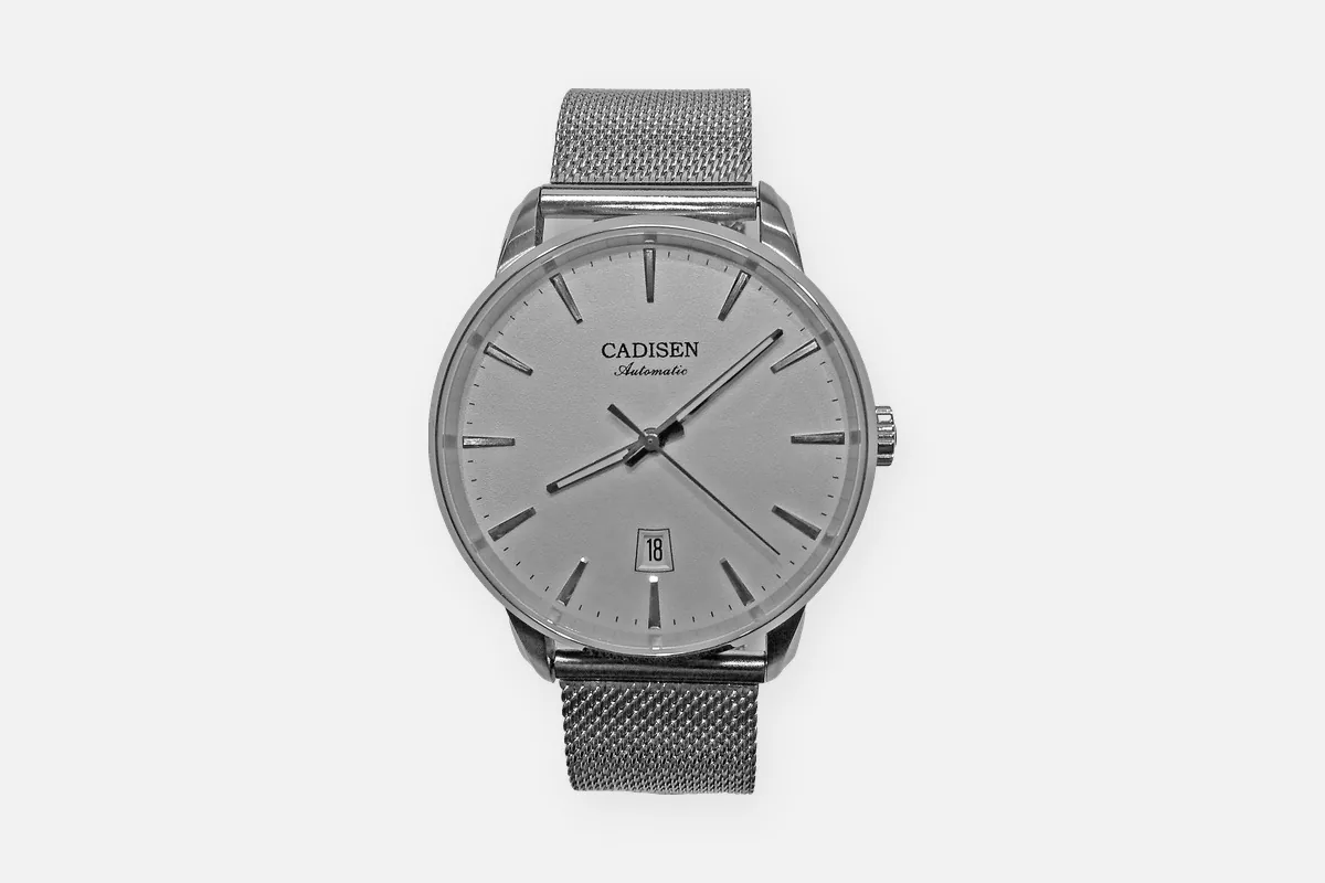 Uhr mit silbernem Zifferblatt am Milanaise-Mesh-Band