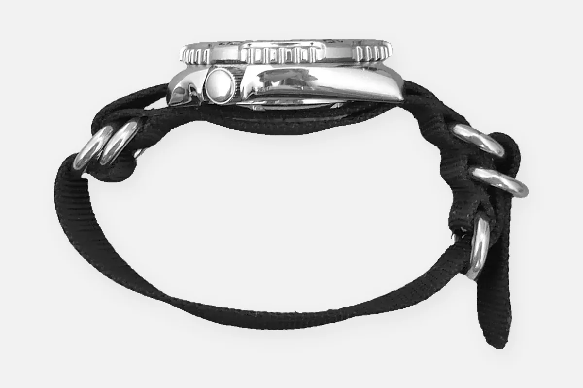 Seitenansicht einer Uhr an einem schwarzen NATO-Band aus Nylon