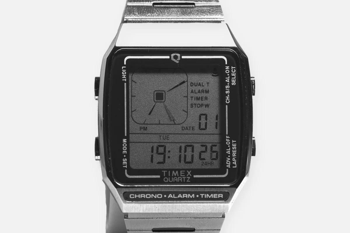 Timex-Digitaluhr am Stahlarmband